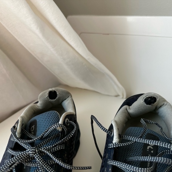 On cloudstratus women’s 7.5 - Picture 6 of 6